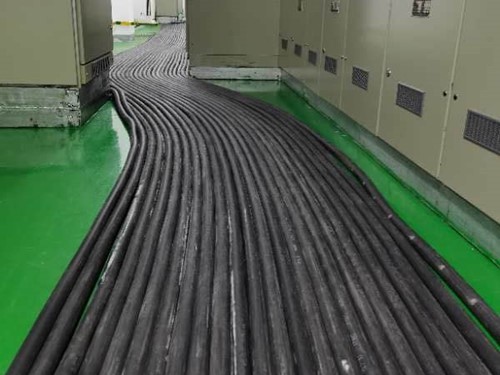 平川如何根据理论计算公式计算温度对特定电压测量结果的影响？